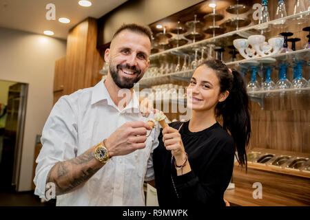 Berlin, Deutschland. 19 Dez, 2018. Benjamin und Marina Köhler, beide Besitzer der Eisdiele La Luna, stand in der Eisdiele in der Ostseite Mall mit einem Eis. (Dpa 'Zwei Welten': Das neue Leben von Benjamin Köhler" vom 27.12.2018) Quelle: Christoph Soeder/dpa/Alamy leben Nachrichten Stockfoto