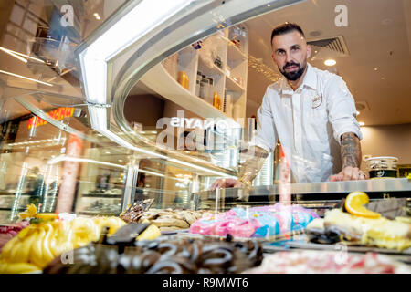 Berlin, Deutschland. 19 Dez, 2018. Benjamin Köhler, Inhaber der Eisdiele La Luna, steht in seiner Eisdiele in der Ostseite Mall am Eis. (Dpa 'Zwei Welten': Das neue Leben von Benjamin Köhler" vom 27.12.2018) Quelle: Christoph Soeder/dpa/Alamy leben Nachrichten Stockfoto