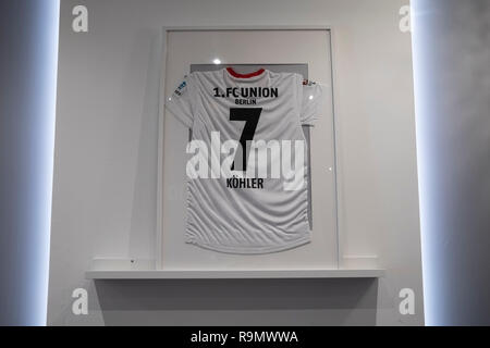 Berlin, Deutschland. 19 Dez, 2018. Ein Trikot des 1.FC Union Berlin von Benjamin Köhler, Inhaber der Eisdiele La Luna, hängt an der Wand in der Eisdiele La Luna in der Ostseite Mall. (Dpa 'Zwei Welten': Das neue Leben von Benjamin Köhler" vom 27.12.2018) Quelle: Christoph Soeder/dpa/Alamy leben Nachrichten Stockfoto