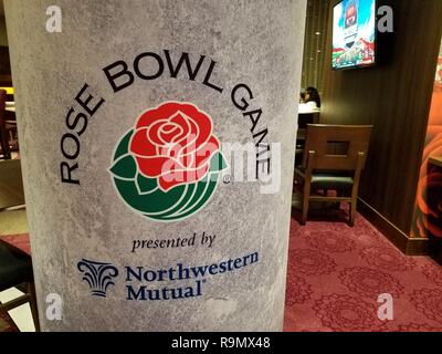 Los Angeles, CA. Den Rose Bowl von Northwest Gegenseitige präsentiert bekam, um einen schnellen Start, da sowohl die Roßkastanien, und die Schlittenhunde Ankunft in Los Angeles, das sind kleine Proben von Kunstwerken der Rose Bowl von Northwest Gegenseitige vorgelegt, in Los Angeles. Hotel, in der Innenstadt von Los Angeles, am 26. Dezember 2018. (Foto von: Jose Marin/MarinMedia.org/Cal Sport Media) (komplette Foto & Unternehmen Kreditkarte erforderlich) Stockfoto