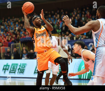 Chengdu Chengdu, China. 27 Dez, 2018. Chengdu, China - Sichuan Basketball Team Niederlagen Shanxi Team 2018/19 103-95 an CBA in Chengdu, Southwest ChinaÃ¢â'¬â"¢s Provinz Sichuan. Credit: SIPA Asien/ZUMA Draht/Alamy leben Nachrichten Stockfoto