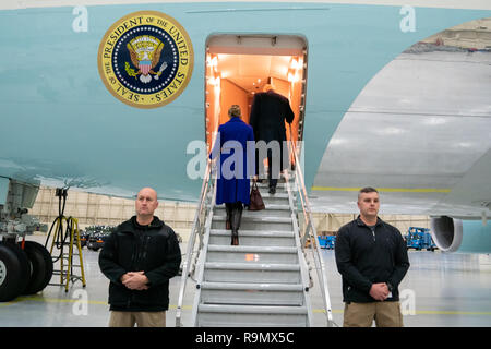 Al-Asad Airbase, Irak. 25 Dez, 2018. Präsident Donald J. Trumpf, von der ersten Dame Melania Trump verbunden, spricht mit militärischen Führung Mitglieder Mittwoch, 26 Dezember, 2018, nach einem Briefing in der Al-Asad Airbase im Irak: Präsident Donald Trump, erste Dame Melania Trump Credit: Stürme Media Group/Alamy leben Nachrichten Stockfoto