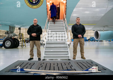 Al-Asad Airbase, Irak. 25 Dez, 2018. Präsident Donald J. Trumpf, von der ersten Dame Melania Trump verbunden, spricht mit militärischen Führung Mitglieder Mittwoch, 26 Dezember, 2018, nach einem Briefing in der Al-Asad Airbase im Irak: Präsident Donald Trump, erste Dame Melania Trump Credit: Stürme Media Group/Alamy leben Nachrichten Stockfoto