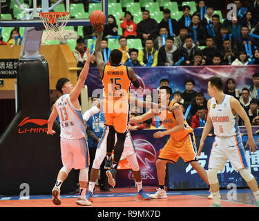 Chengdu Chengdu, China. 27 Dez, 2018. Chengdu, China - Sichuan Basketball Team Niederlagen Shanxi Team 2018/19 103-95 an CBA in Chengdu, Southwest ChinaÃ¢â'¬â"¢s Provinz Sichuan. Credit: SIPA Asien/ZUMA Draht/Alamy leben Nachrichten Stockfoto