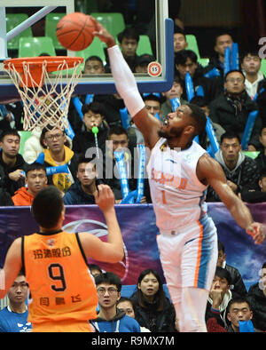 Chengdu Chengdu, China. 27 Dez, 2018. Chengdu, China - Sichuan Basketball Team Niederlagen Shanxi Team 2018/19 103-95 an CBA in Chengdu, Southwest ChinaÃ¢â'¬â"¢s Provinz Sichuan. Credit: SIPA Asien/ZUMA Draht/Alamy leben Nachrichten Stockfoto