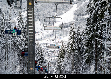 Skilift in den Bergen Bukovel, das Thema Bergsport, Skifahren, Bukovel, Karpaten Ukraine Stockfoto