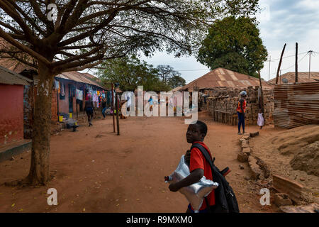 Bissau, Republik Guinea-Bissau - Februar 6, 2018: Street Scene am Missira Nachbarschaft, mit Menschen auf der Straße, in der Stadt von Bissau, Stockfoto