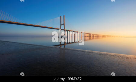 Lange Belichtung von Vasco de Gama Brücke, Lissabon, Portugal Stockfoto
