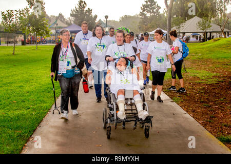 Behinderte Teilnehmer beginnen eine Fundraising charity März in einem Costa Mesa, CA, Park. Stockfoto