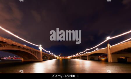 Tempe Town Lake in der Dämmerung Stockfoto