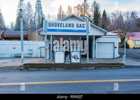 Ein Groveland, Kalifornien Tankstelle mit kein Kraftstoff im Winter geschlossen. Groveland ist eine ehemalige Goldgräberstadt in der Nähe von Yosemite Valley. Stockfoto