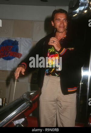 SANTA ANA, Ca - 12. Juni: Schauspieler Arnold Schwarzenegger Besucht werbe Party für "Last Action Hero" am 12. Juni 1993 im Planet Hollywood in Santa Ana, Kalifornien. Foto von Barry King/Alamy Stock Foto Stockfoto