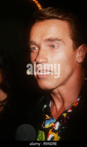 SANTA ANA, Ca - 12. Juni: Schauspieler Arnold Schwarzenegger Besucht werbe Party für "Last Action Hero" am 12. Juni 1993 im Planet Hollywood in Santa Ana, Kalifornien. Foto von Barry King/Alamy Stock Foto Stockfoto