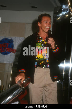 SANTA ANA, Ca - 12. Juni: Schauspieler Arnold Schwarzenegger Besucht werbe Party für "Last Action Hero" am 12. Juni 1993 im Planet Hollywood in Santa Ana, Kalifornien. Foto von Barry King/Alamy Stock Foto Stockfoto