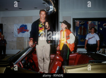 SANTA ANA, Ca - 12. Juni: Schauspieler Arnold Schwarzenegger und Schauspieler Austin O'Brien besuchen Werbe Party für "Last Action Hero" am 12. Juni 1993 im Planet Hollywood in Santa Ana, Kalifornien. Foto von Barry King/Alamy Stock Foto Stockfoto