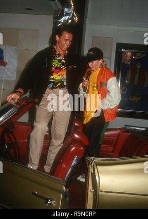 SANTA ANA, Ca - 12. Juni: Schauspieler Arnold Schwarzenegger und Schauspieler Austin O'Brien besuchen Werbe Party für "Last Action Hero" am 12. Juni 1993 im Planet Hollywood in Santa Ana, Kalifornien. Foto von Barry King/Alamy Stock Foto Stockfoto