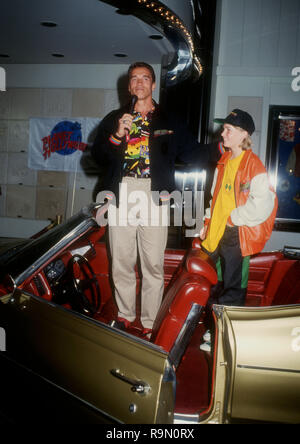 SANTA ANA, Ca - 12. Juni: Schauspieler Arnold Schwarzenegger und Schauspieler Austin O'Brien besuchen Werbe Party für "Last Action Hero" am 12. Juni 1993 im Planet Hollywood in Santa Ana, Kalifornien. Foto von Barry King/Alamy Stock Foto Stockfoto