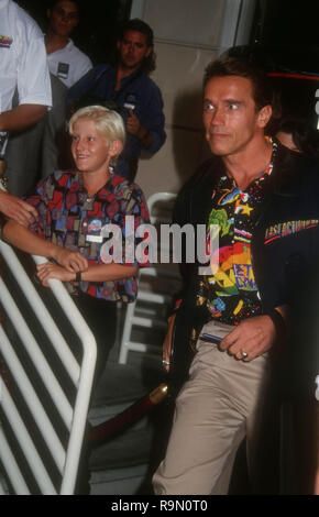 SANTA ANA, Ca - 12. Juni: Schauspieler Arnold Schwarzenegger Besucht werbe Party für "Last Action Hero" am 12. Juni 1993 im Planet Hollywood in Santa Ana, Kalifornien. Foto von Barry King/Alamy Stock Foto Stockfoto
