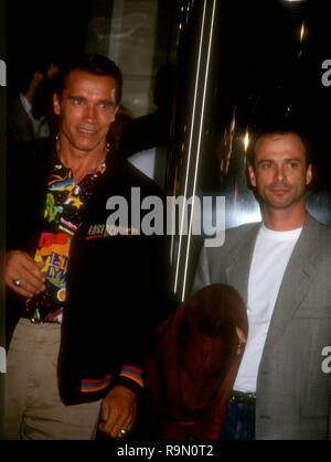 SANTA ANA, Ca - 12. Juni: Schauspieler Arnold Schwarzenegger Besucht werbe Party für "Last Action Hero" am 12. Juni 1993 im Planet Hollywood in Santa Ana, Kalifornien. Foto von Barry King/Alamy Stock Foto Stockfoto