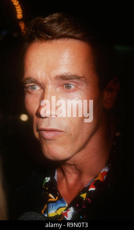 SANTA ANA, Ca - 12. Juni: Schauspieler Arnold Schwarzenegger Besucht werbe Party für "Last Action Hero" am 12. Juni 1993 im Planet Hollywood in Santa Ana, Kalifornien. Foto von Barry King/Alamy Stock Foto Stockfoto