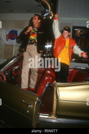 SANTA ANA, Ca - 12. Juni: Schauspieler Arnold Schwarzenegger und Schauspieler Austin O'Brien besuchen Werbe Party für "Last Action Hero" am 12. Juni 1993 im Planet Hollywood in Santa Ana, Kalifornien. Foto von Barry King/Alamy Stock Foto Stockfoto