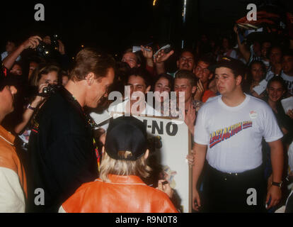 SANTA ANA, Ca - 12. Juni: Schauspieler Arnold Schwarzenegger und Schauspieler Austin O'Brien besuchen Werbe Party für "Last Action Hero" am 12. Juni 1993 im Planet Hollywood in Santa Ana, Kalifornien. Foto von Barry King/Alamy Stock Foto Stockfoto