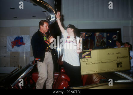 SANTA ANA, Ca - 12. Juni: Schauspieler Arnold Schwarzenegger Besucht werbe Party für "Last Action Hero" am 12. Juni 1993 im Planet Hollywood in Santa Ana, Kalifornien. Foto von Barry King/Alamy Stock Foto Stockfoto