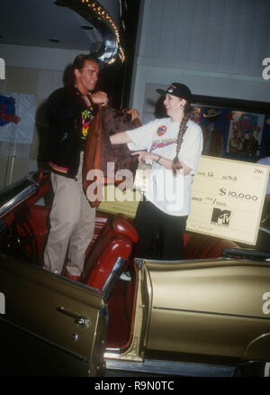 SANTA ANA, Ca - 12. Juni: Schauspieler Arnold Schwarzenegger Besucht werbe Party für "Last Action Hero" am 12. Juni 1993 im Planet Hollywood in Santa Ana, Kalifornien. Foto von Barry King/Alamy Stock Foto Stockfoto