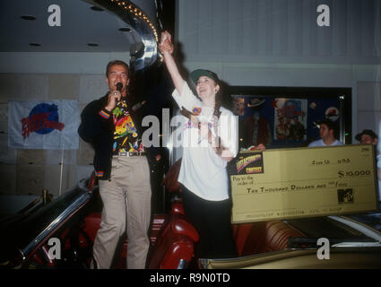 SANTA ANA, Ca - 12. Juni: Schauspieler Arnold Schwarzenegger Besucht werbe Party für "Last Action Hero" am 12. Juni 1993 im Planet Hollywood in Santa Ana, Kalifornien. Foto von Barry King/Alamy Stock Foto Stockfoto