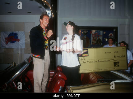 SANTA ANA, Ca - 12. Juni: Schauspieler Arnold Schwarzenegger Besucht werbe Party für "Last Action Hero" am 12. Juni 1993 im Planet Hollywood in Santa Ana, Kalifornien. Foto von Barry King/Alamy Stock Foto Stockfoto