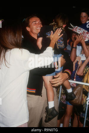 SANTA ANA, Ca - 12. Juni: Schauspieler Arnold Schwarzenegger Besucht werbe Party für "Last Action Hero" am 12. Juni 1993 im Planet Hollywood in Santa Ana, Kalifornien. Foto von Barry King/Alamy Stock Foto Stockfoto