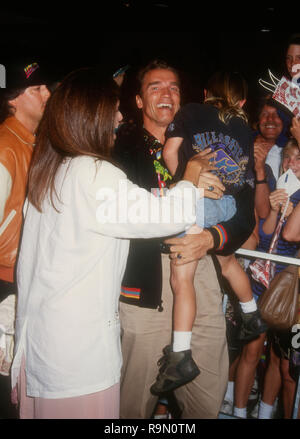 SANTA ANA, Ca - 12. Juni: Schauspieler Arnold Schwarzenegger Besucht werbe Party für "Last Action Hero" am 12. Juni 1993 im Planet Hollywood in Santa Ana, Kalifornien. Foto von Barry King/Alamy Stock Foto Stockfoto
