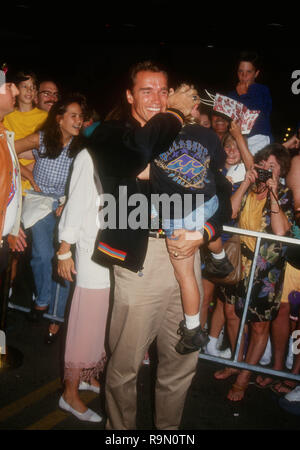 SANTA ANA, Ca - 12. Juni: Schauspieler Arnold Schwarzenegger Besucht werbe Party für "Last Action Hero" am 12. Juni 1993 im Planet Hollywood in Santa Ana, Kalifornien. Foto von Barry King/Alamy Stock Foto Stockfoto