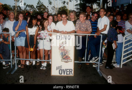 SANTA ANA, Ca - 12. Juni: Arnold Schwarzenegger fan Diego Martinez und Ventilatoren sorgen Werbe Party für "Last Action Hero" am 12. Juni 1993 im Planet Hollywood in Santa Ana, Kalifornien. Foto von Barry King/Alamy Stock Foto Stockfoto