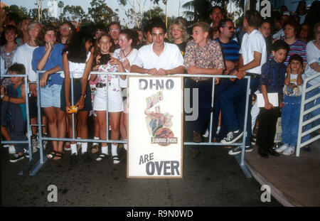 SANTA ANA, Ca - 12. Juni: Arnold Schwarzenegger fan Diego Martinez und Ventilatoren sorgen Werbe Party für "Last Action Hero" am 12. Juni 1993 im Planet Hollywood in Santa Ana, Kalifornien. Foto von Barry King/Alamy Stock Foto Stockfoto
