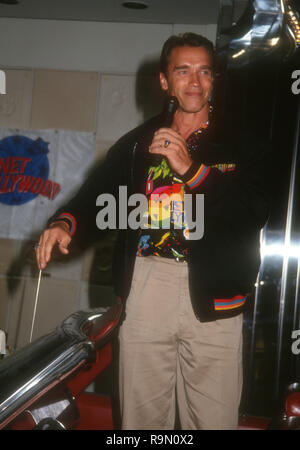 SANTA ANA, Ca - 12. Juni: Schauspieler Arnold Schwarzenegger Besucht werbe Party für "Last Action Hero" am 12. Juni 1993 im Planet Hollywood in Santa Ana, Kalifornien. Foto von Barry King/Alamy Stock Foto Stockfoto