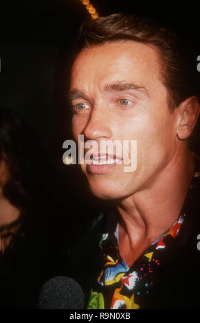 SANTA ANA, Ca - 12. Juni: Schauspieler Arnold Schwarzenegger Besucht werbe Party für "Last Action Hero" am 12. Juni 1993 im Planet Hollywood in Santa Ana, Kalifornien. Foto von Barry King/Alamy Stock Foto Stockfoto