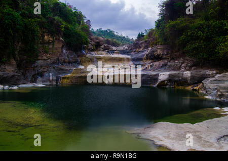 Wunderschöne grüne Seen und kleinen Wasserfällen Stockfoto