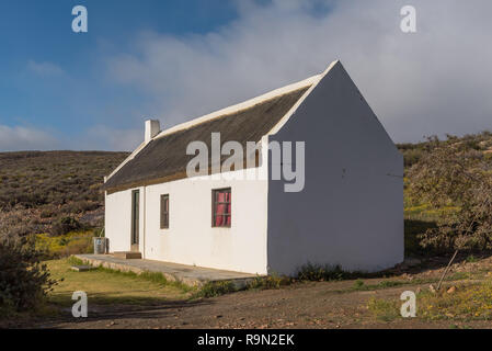 MATJIESRIVIER, SÜDAFRIKA, 27. AUGUST 2018: Ein historisches Haus mit Schilf Dach am Matjiesrivier in der cederberg Mountains Stockfoto