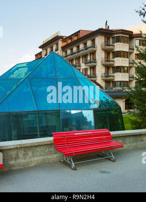 Zermatt, Schweiz - September 15, 2018: Blick in die Stadt von Zermatt in der Dämmerung - Teil des Gebäudes der Matterhorn Museum im Vordergrund, buil Stockfoto