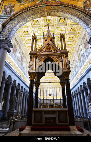Die schönen Innenraum der Basilika St. Paul vor den Mauern in Rom, Italien. Stockfoto