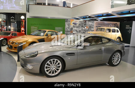 2001 Aston Martin Vanquish und 2004 MG X-POWER SV - bei der British Motor Museum Gaydon, Warwickshire, Großbritannien Stockfoto