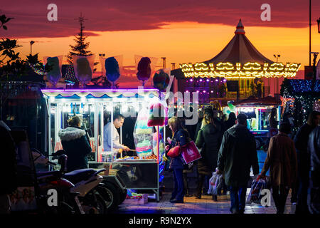 Griechische street Hersteller an Aristoteles-platz, Thessaloniki. Am Abend Blick auf Masse und beleuchtet trailer Verkauf von Zuckerwatte, Kastanien oder Popcorn. Stockfoto