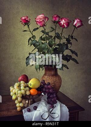 Stillleben mit Blumenstrauß aus Rosen Stockfoto