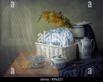 Stillleben mit Mimosa Niederlassungen Stockfoto