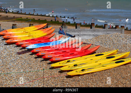 Kajaks am Strand in Eastbourne Airbourne Air Show, East Sussex, England, Großbritannien Stockfoto