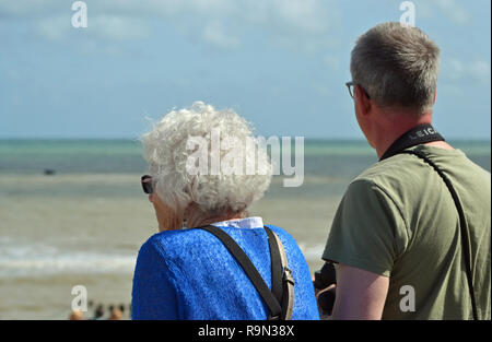 Mann mit alten Dame aufpassen Airbourne Air Show Eastbourne, East Sussex, England, Großbritannien Stockfoto