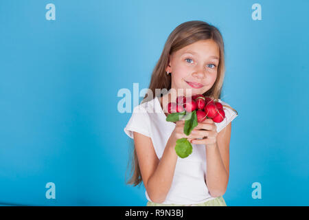 Kleines Mädchen mit frischem Gemüse rote Radieschen Stockfoto