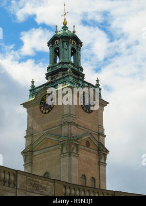 Vertikale Blick auf den Glockenturm der Kathedrale St. Nicholas Storkyrkan auf zwölf Uhr. Stockholm, Schweden Stockfoto