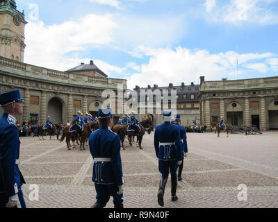 Stockholm/Schweden - 16. Mai 2011: Wachwechsel Zeremonie mit der Teilnahme der Königlichen Garde Kavallerie im königlichen Palast in Stockholm Stockfoto